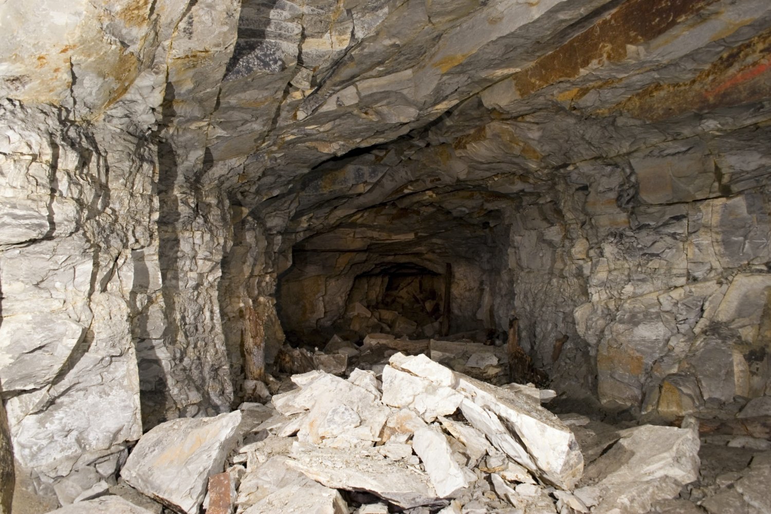 Como os explosivos podem ajudar na escavação de túneis?